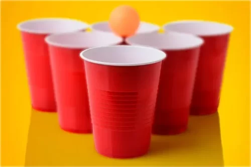 Divertidos juegos con vasos y una bola de ping pong