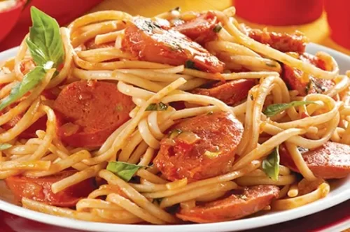 Almuerzo económico Espaguetis con chorizo